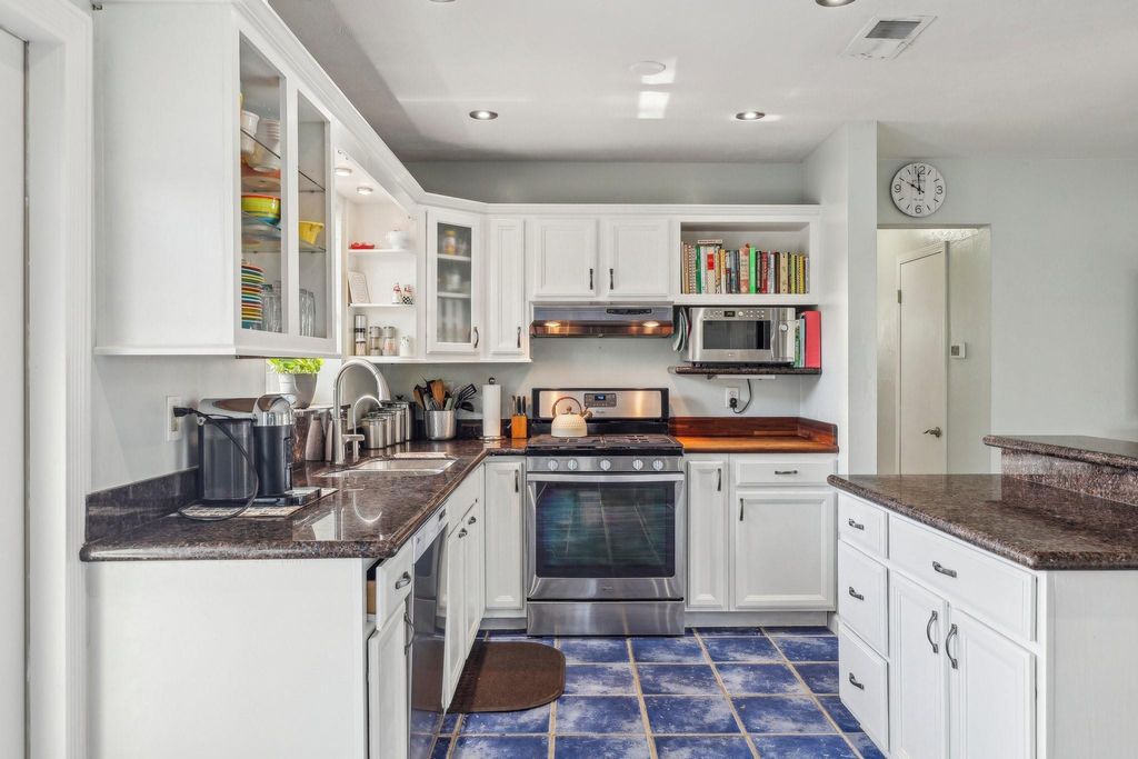 Photo of 2216 NW 2nd Avenue, Wilton Manors, FL 33311 (MLS # B26022651)