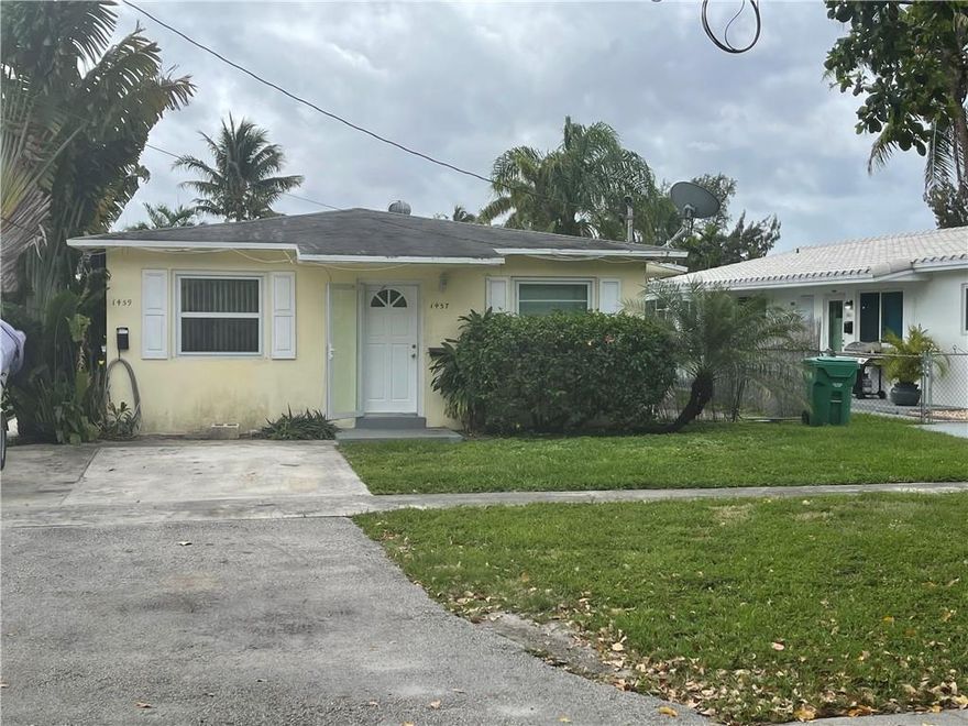 Beautiful 1 bed 1 bath apartment , minutes from US1, 95, downtown Fort Lauderdale ,beaches ,airport and Hollywood. The apartment has proof/impact windows & doors, central A/C, tile in the living/dining/kitchen, washer/dryer, huge walk-in closet, and Private fenced back yard. Water included .