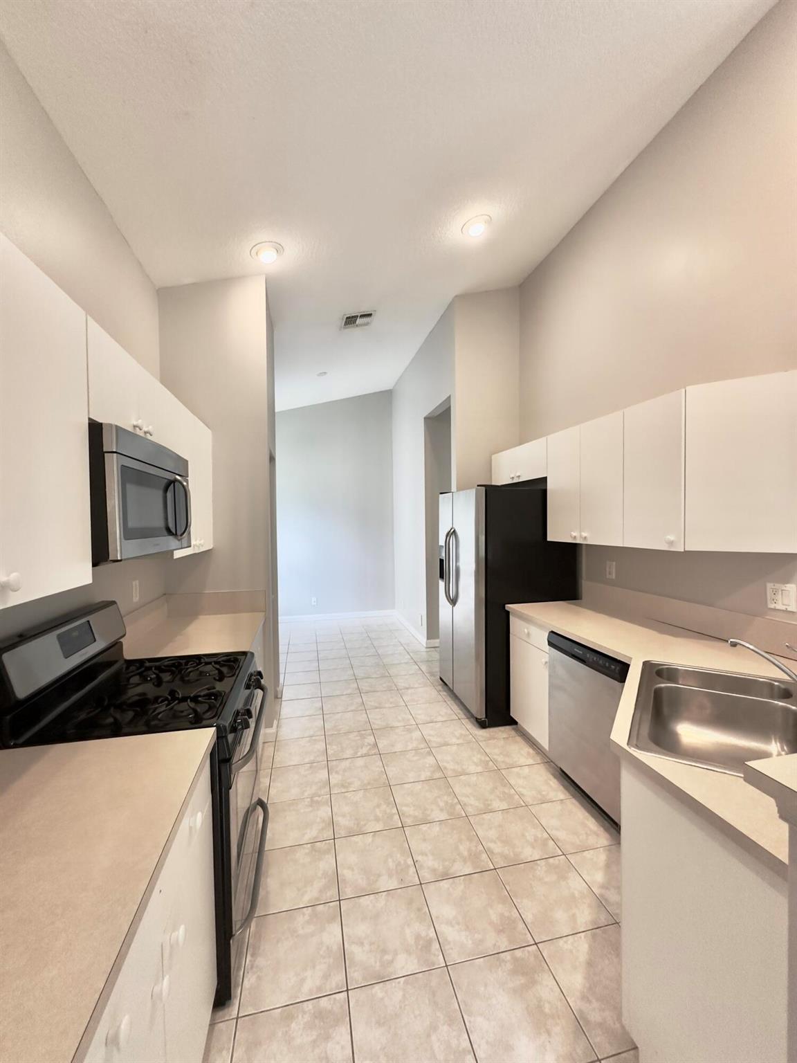 MAGNOLIA LAKES AT ST LUCI - Residential Lease