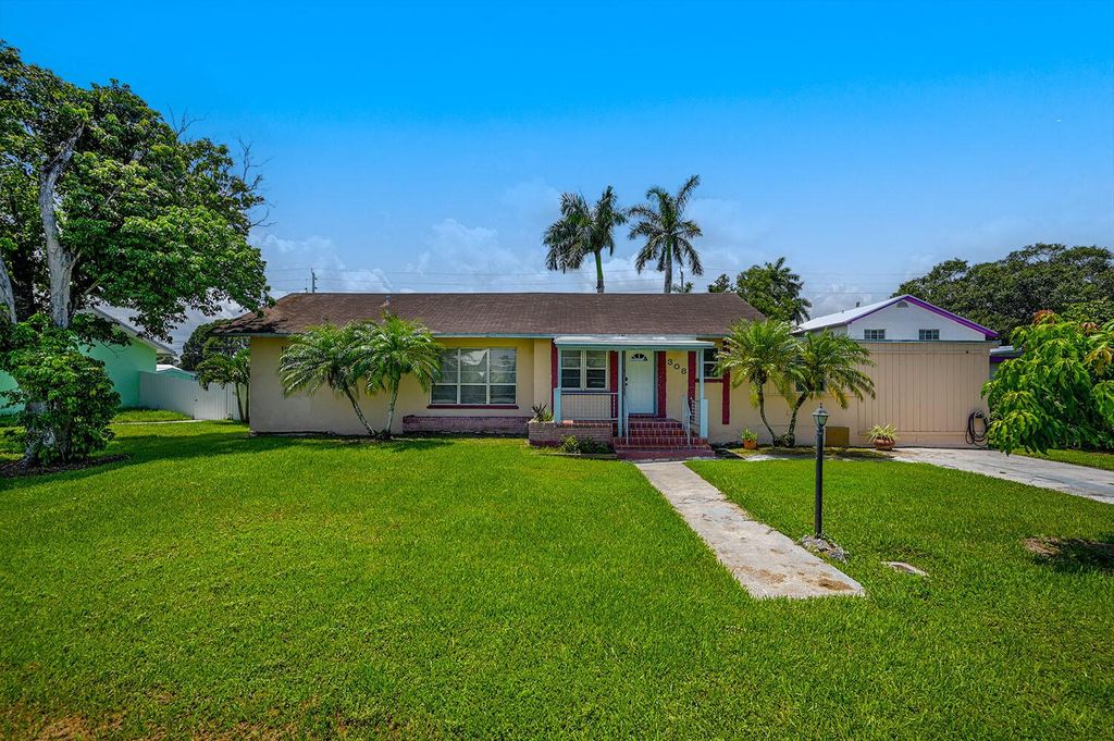 Photo of 308 NW Avenue H Place, Belle Glade, FL 33430 (MLS # R10901989)