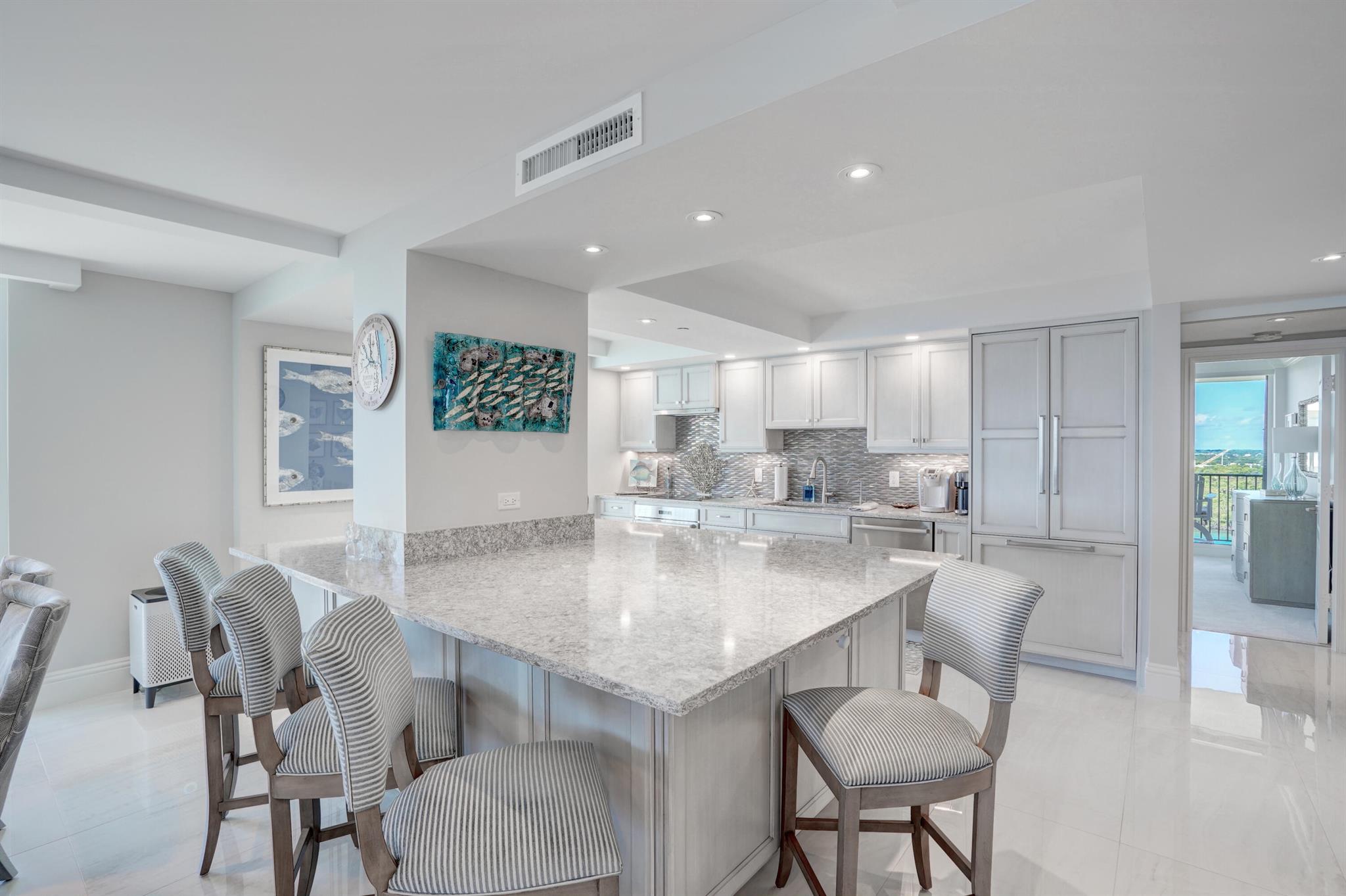 TEQUESTA TOWERS - Residential