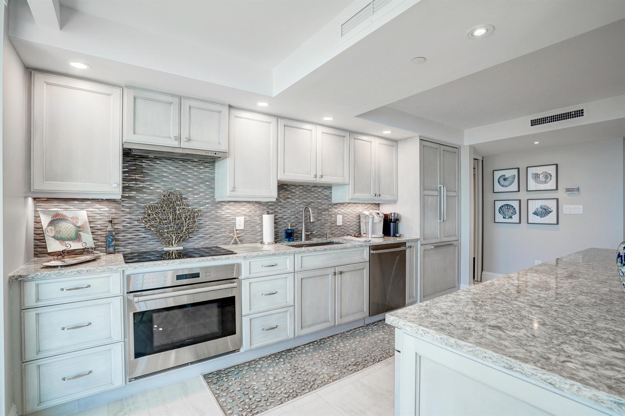 TEQUESTA TOWERS - Residential