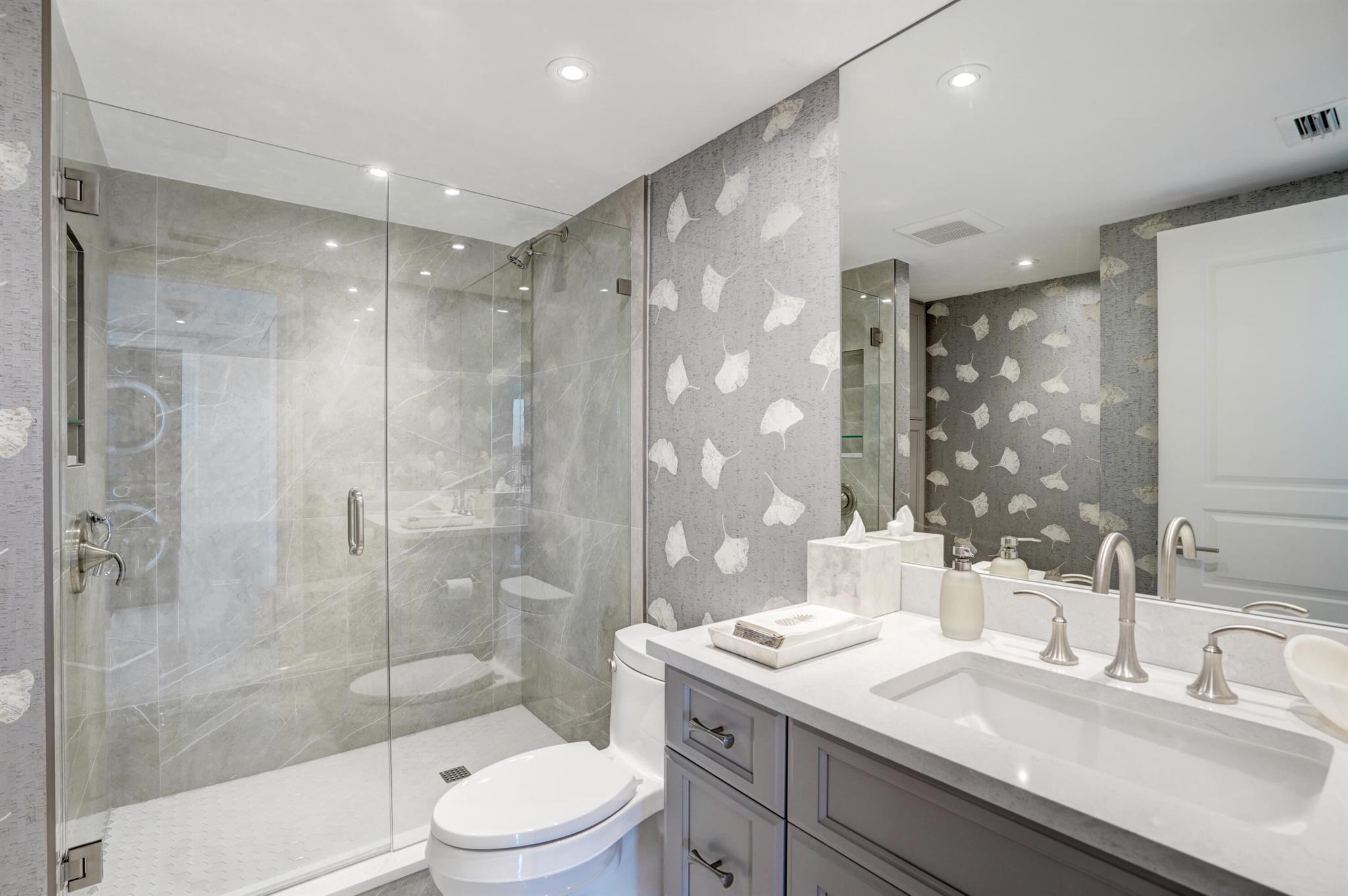 TEQUESTA TOWERS - Residential