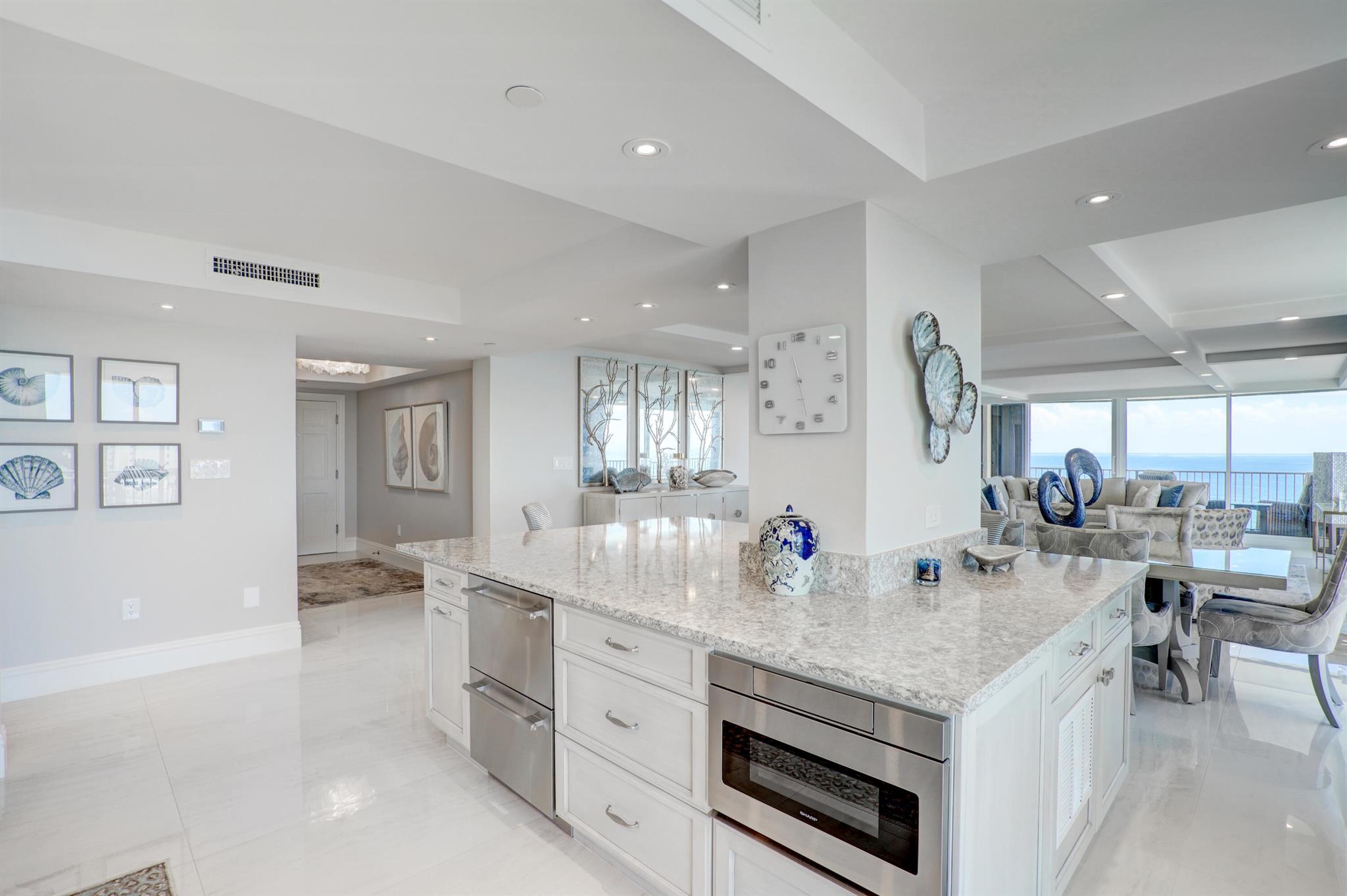 TEQUESTA TOWERS - Residential