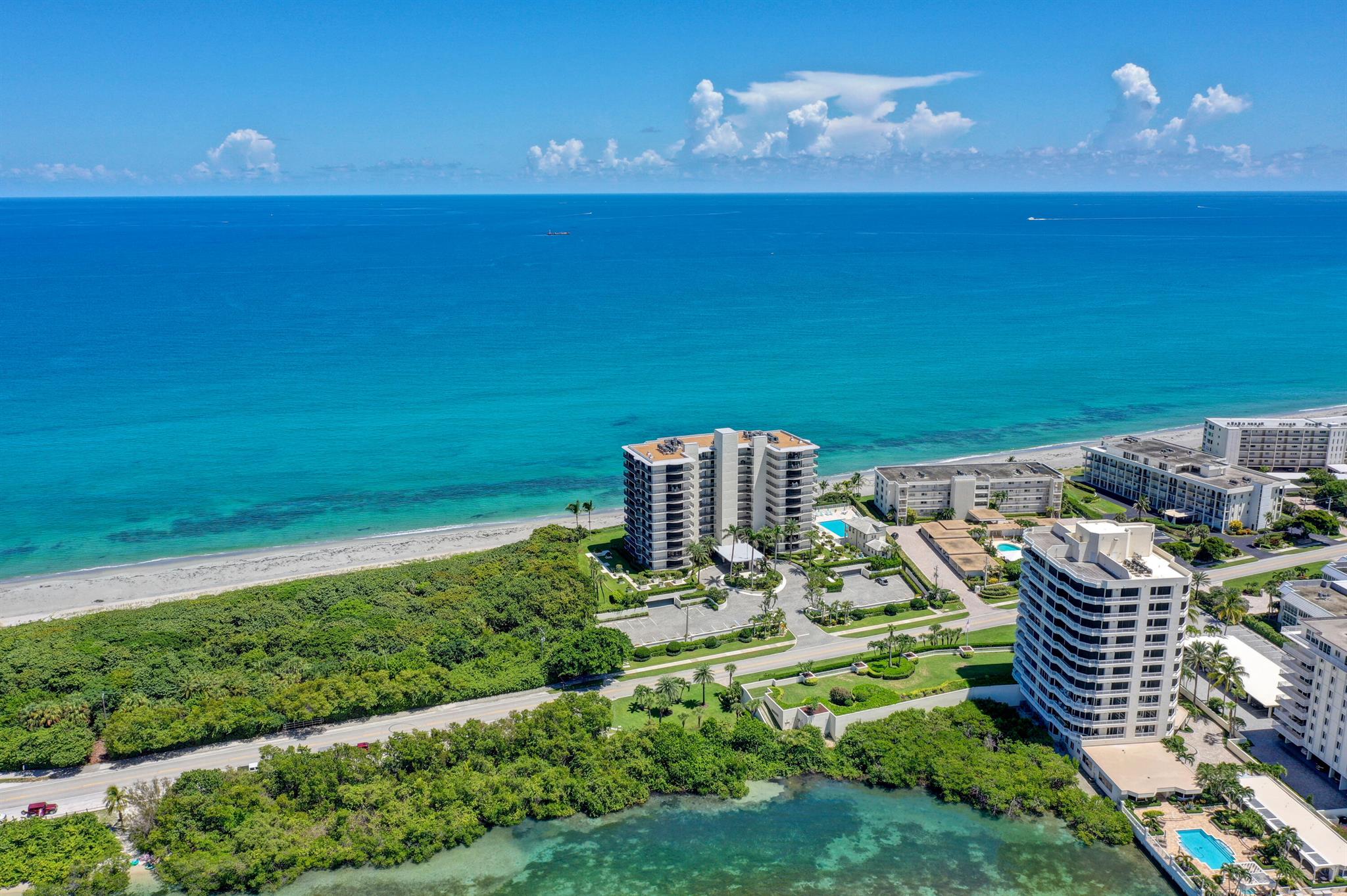 TEQUESTA TOWERS - Residential