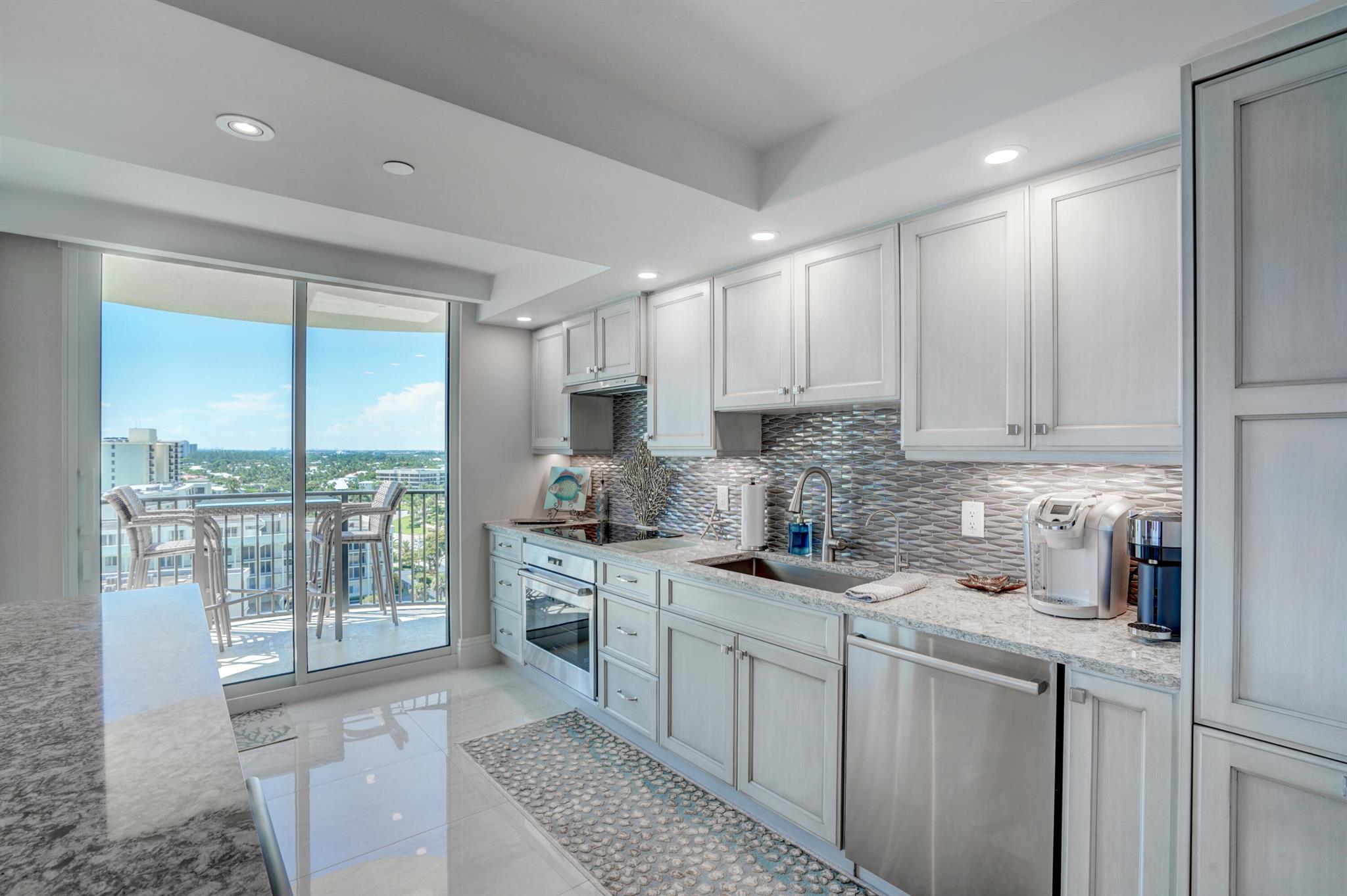 TEQUESTA TOWERS - Residential