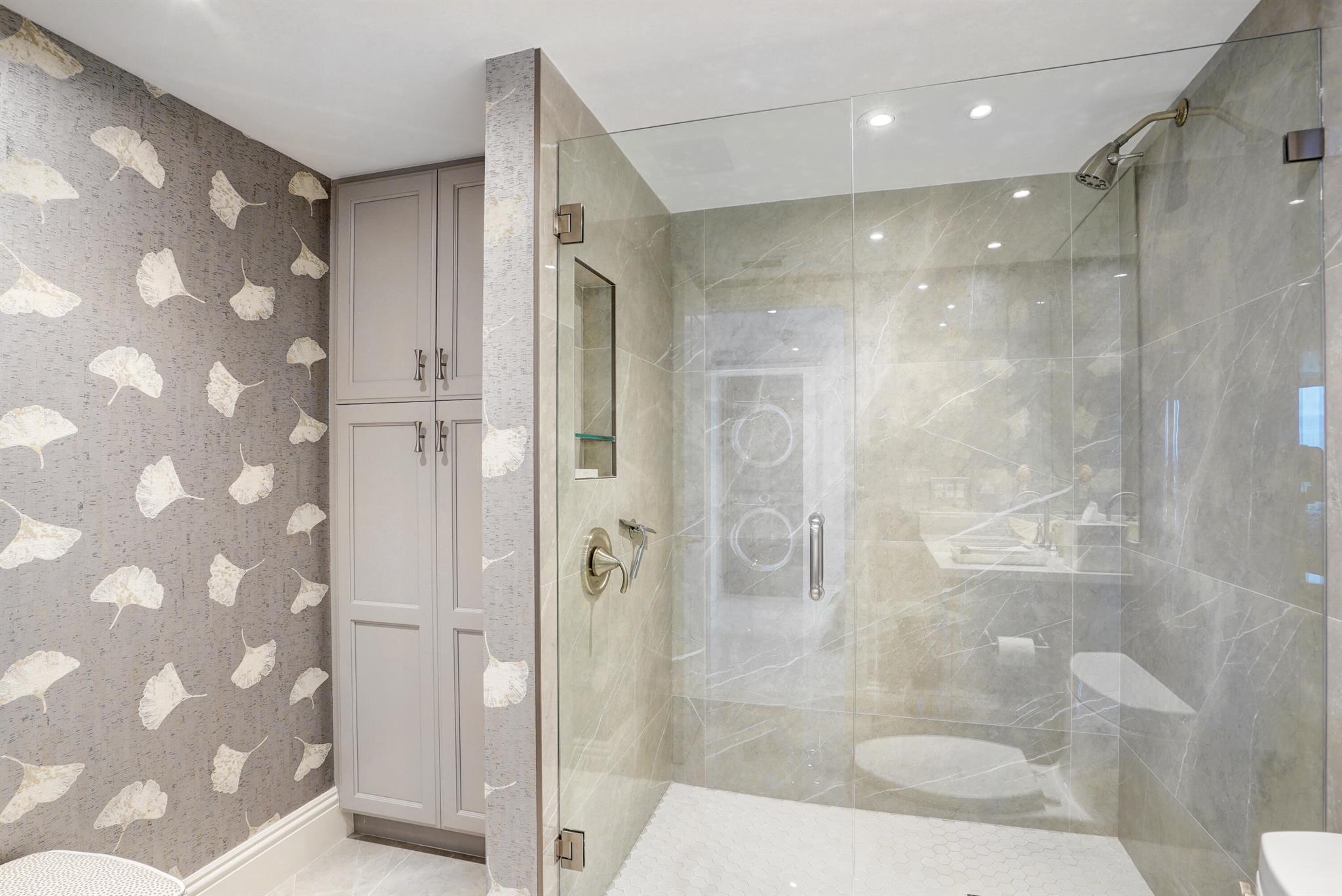 TEQUESTA TOWERS - Residential