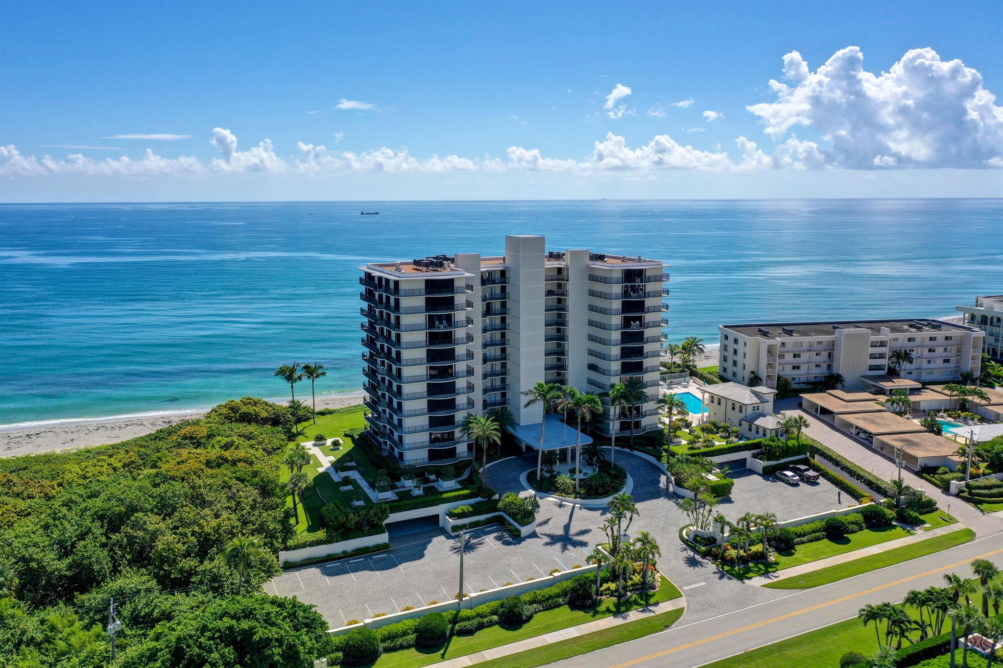 TEQUESTA TOWERS - Residential
