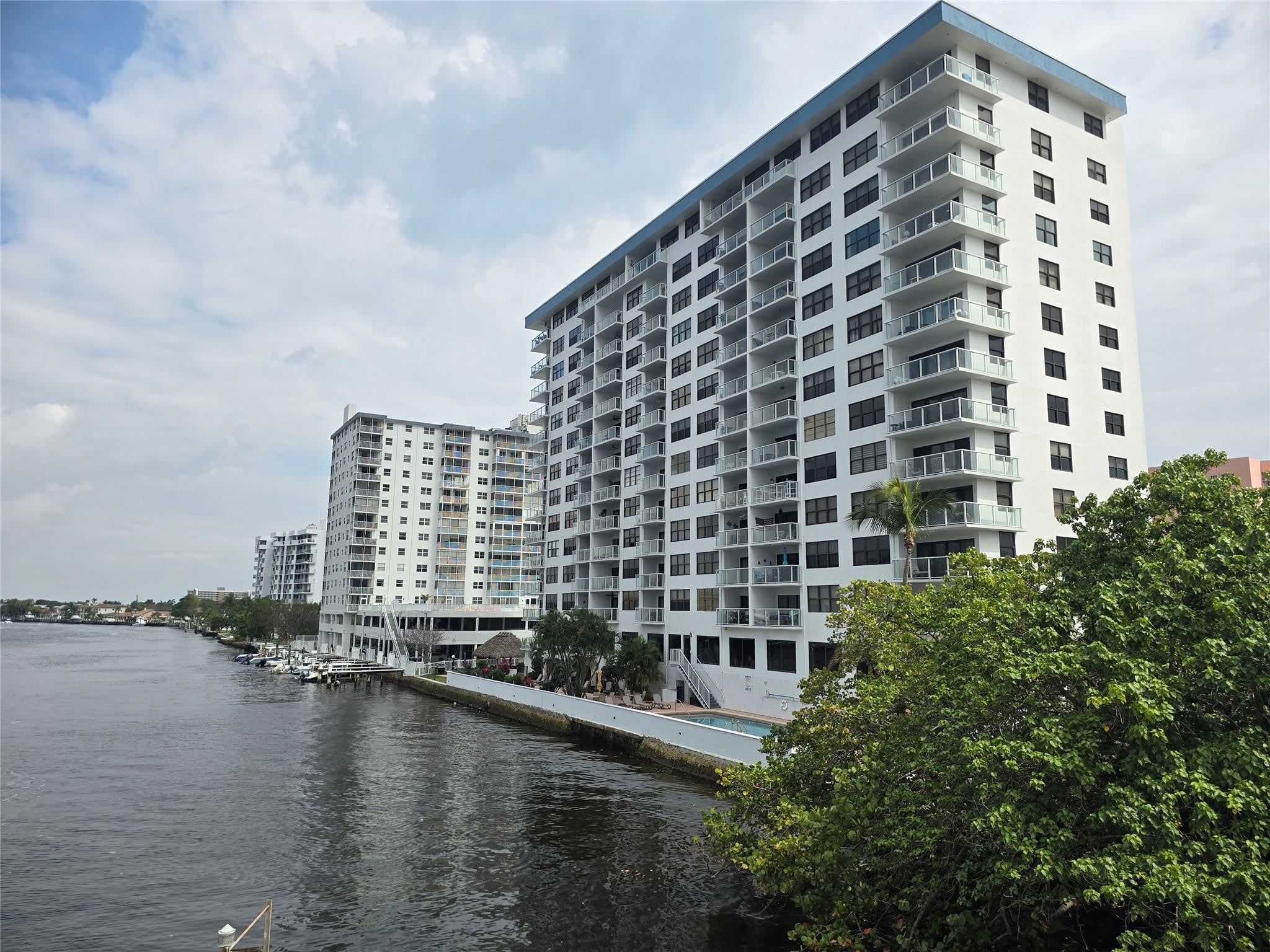 1401 N RIVERSIDE Drive 405