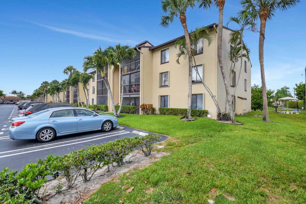 Photo of 616 SEA PINE Way #C2, Greenacres, FL 33415 (MLS # B26061506)