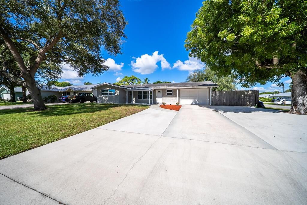 Photo of 425 Erie Drive, Jupiter, FL 33458 (MLS # R11117500)