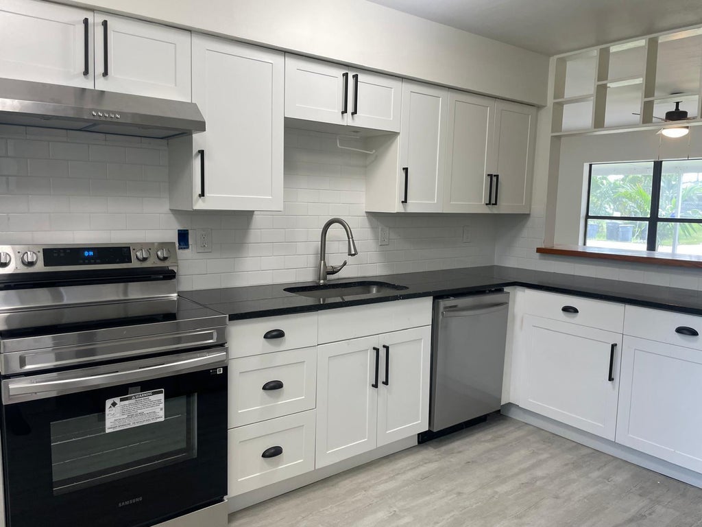 Photo of 2523 SE Washington Street N, Stuart, FL 34997 (MLS # R11018781)
