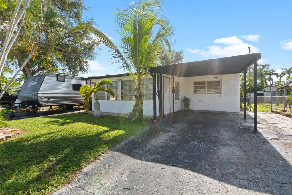 Photo of 2220 N 57th Terrace, Hollywood, FL 33021 (MLS # B26063714)