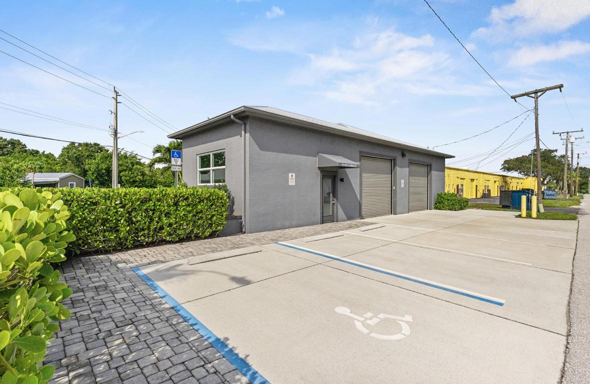 319 SE Florida Street