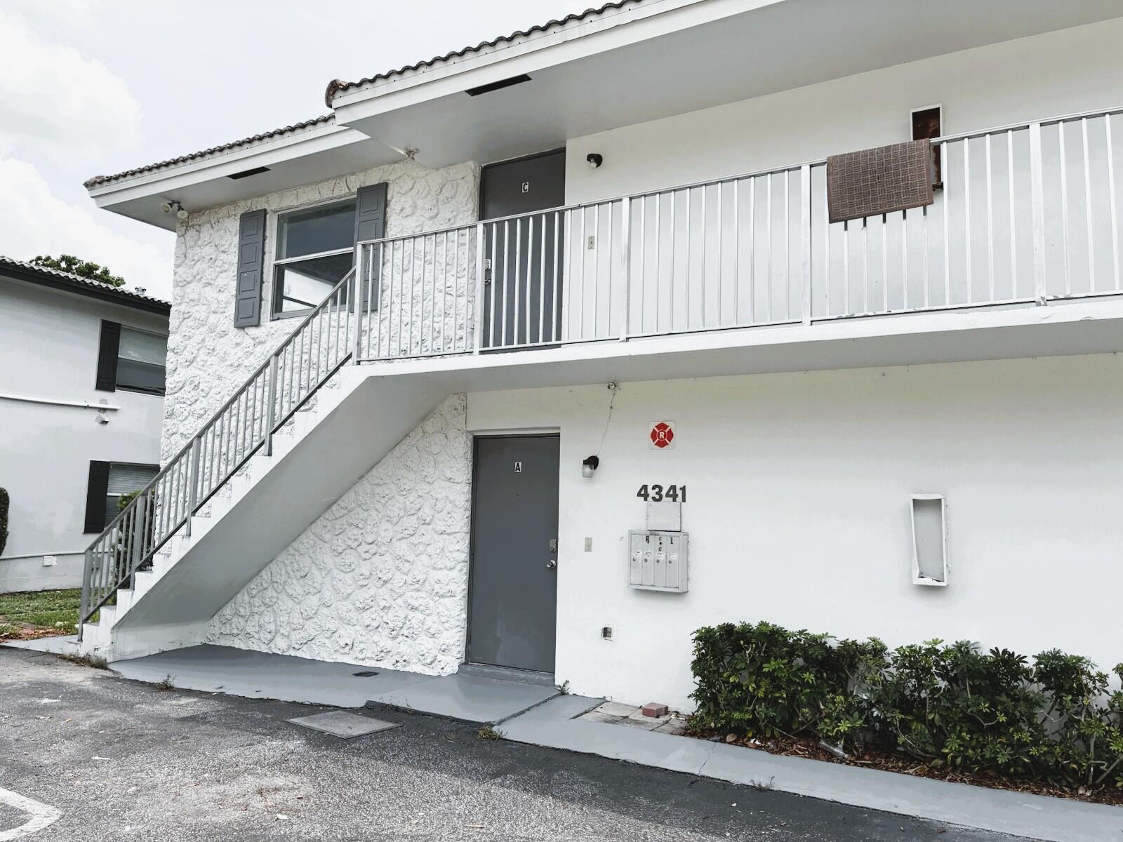 Freshly painted apartment with a nice neighborhood, two bedrooms and two bath very convenience, The location in Coral Springs is only a couple blocks from the shopping and retail centers amazing restaurants, and more. Schedule your showing