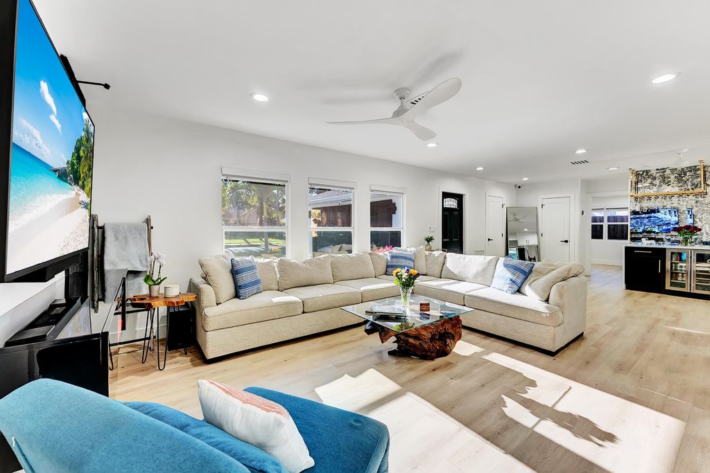 Photo of 707 W Boulevard Chatelaine, Delray Beach, FL 33445 (MLS # B26011709)