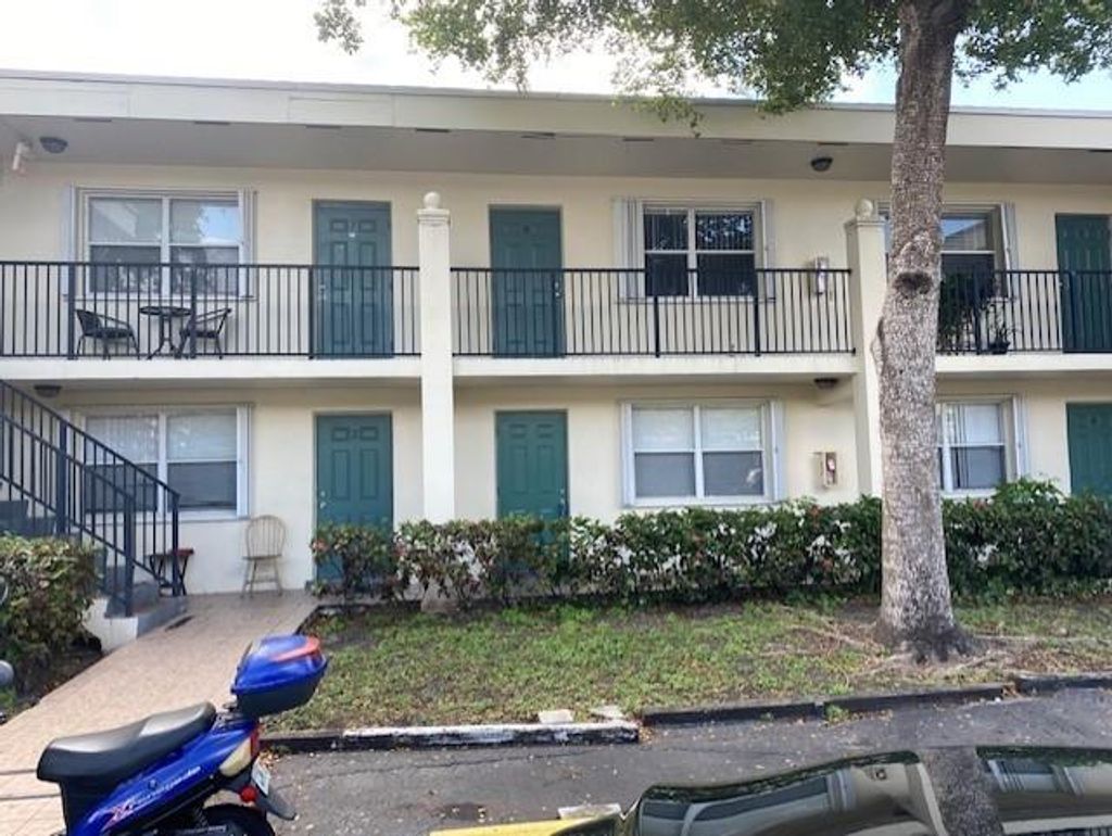 Photo of 140 SW 8th Street #3, Pompano Beach, FL 33060 (MLS # F10272556)