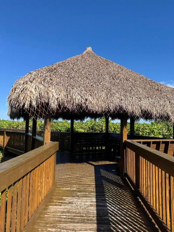 AQUANIQUE OCEAN CLUB - Residential Lease