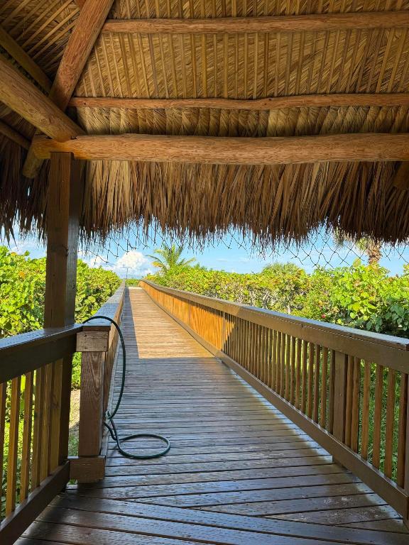 AQUANIQUE OCEAN CLUB - Residential Lease