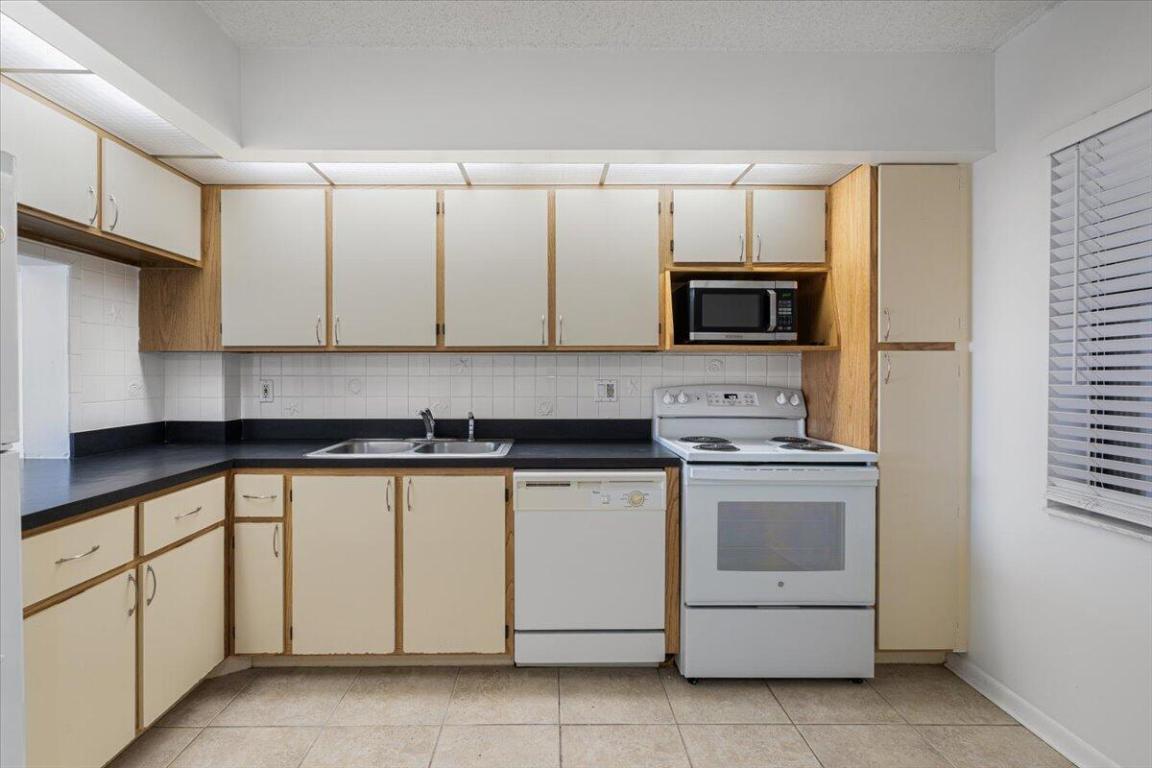 HIDDEN HARBOUR OF THE PALM BEACHES - Residential