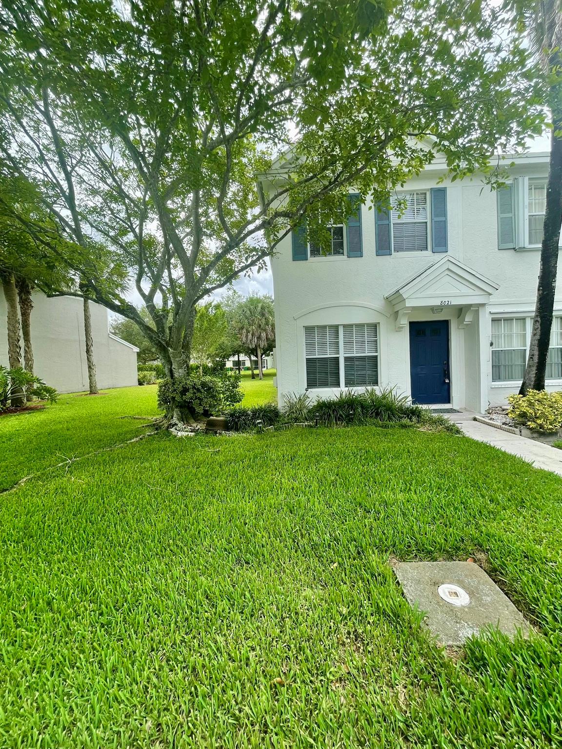 Great updated corner unit in the desired community of Sanibel. Has it all, close to the Sawgrass Expressway, stainless steel appliances, laminate flooring, screened patio, outdoor seating/grilling area, stackable washer/dryer, gas stove and more. Community pool, basketball court, playground, and tennis courts.