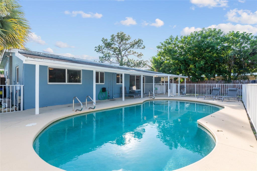 Photo of 2233 SE 13th St, Pompano Beach, FL 33062 (MLS # F10411114)
