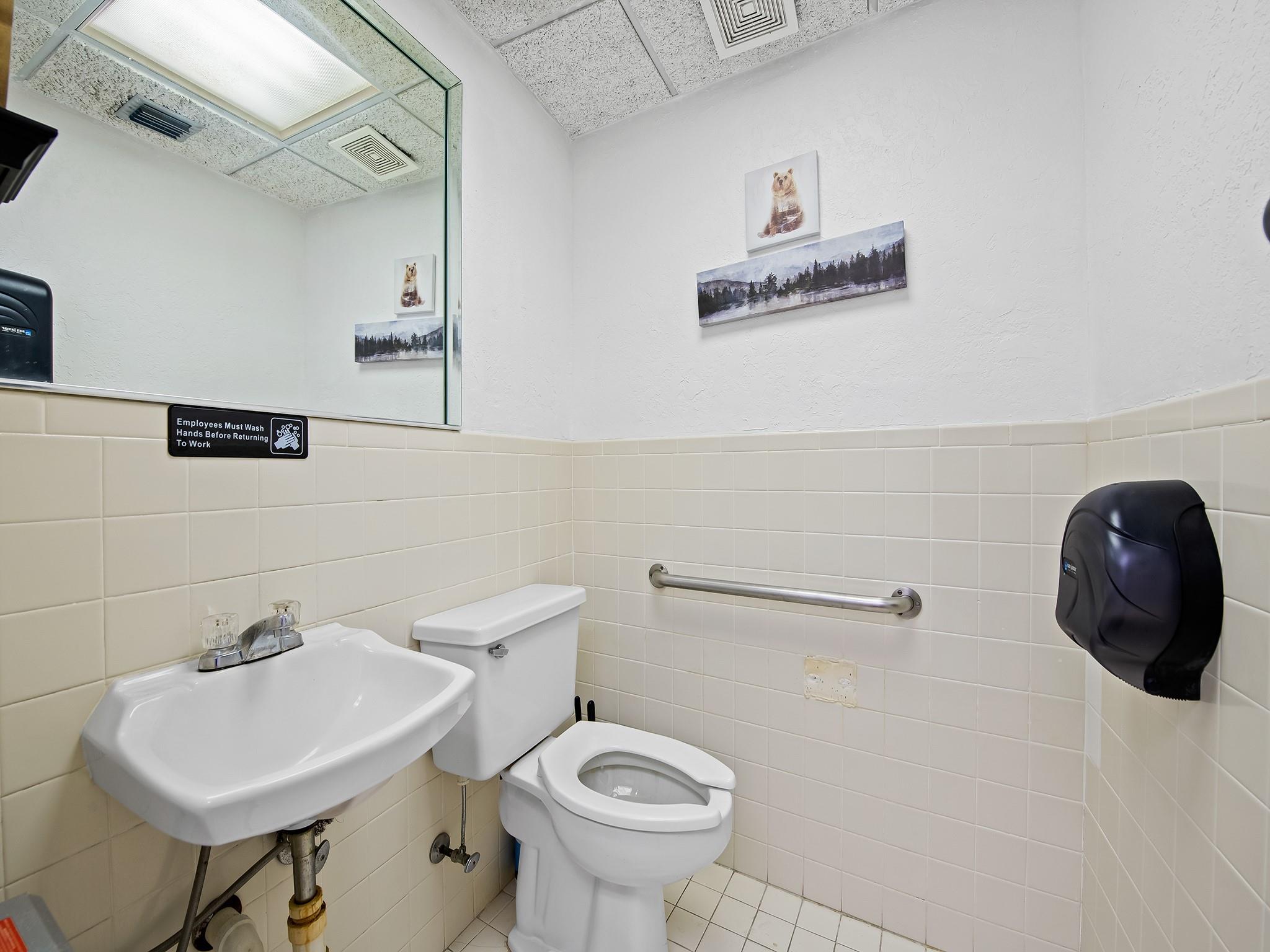 Main image without alt text