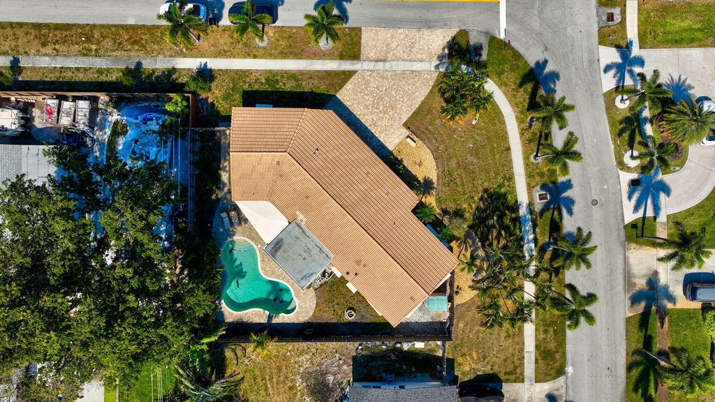 Photo of 301 SE 8th Ave, Deerfield Beach, FL 33441 (MLS # B26000631)