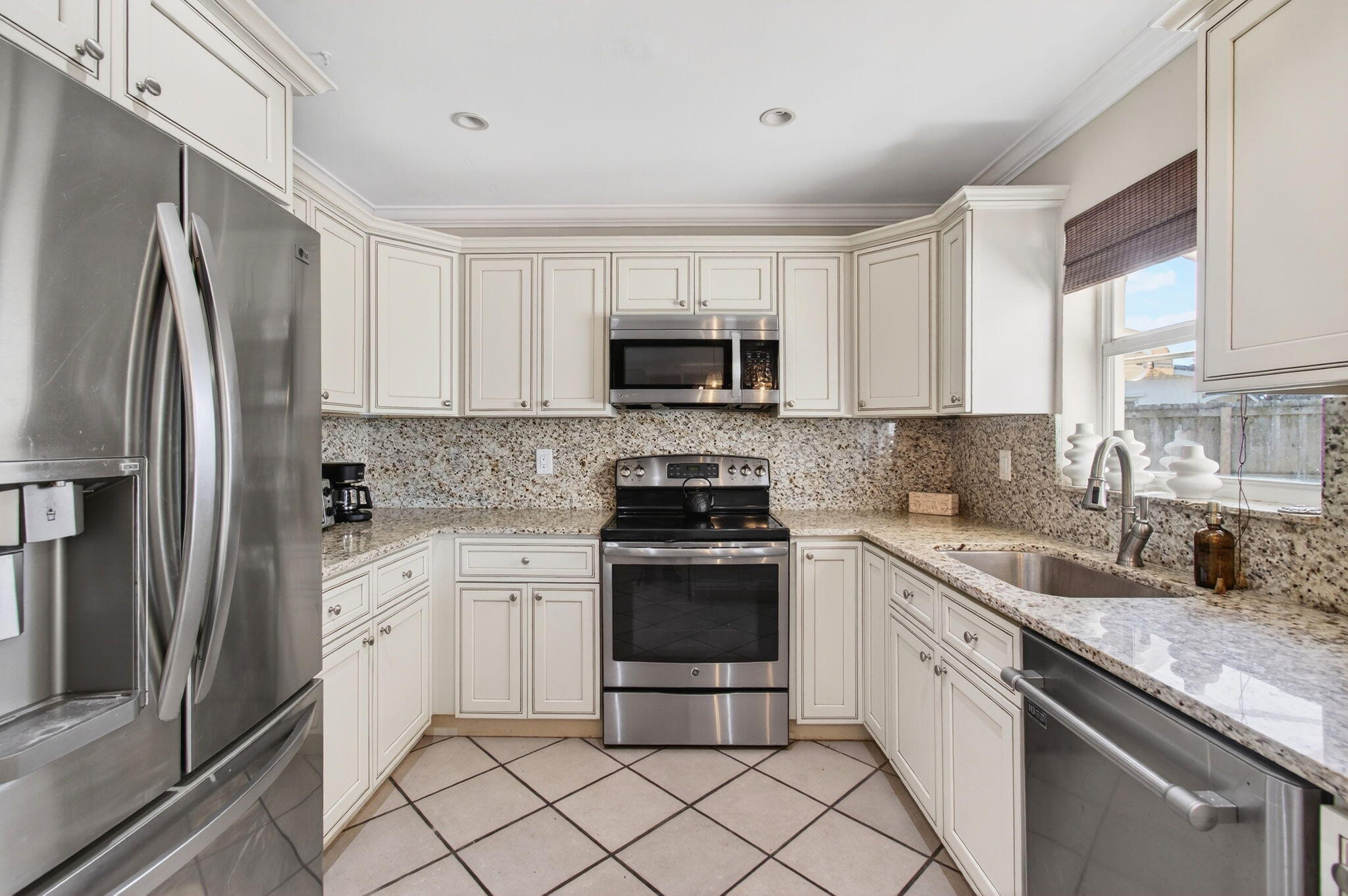 CORAL MANOR THIRD ADD - Residential Lease