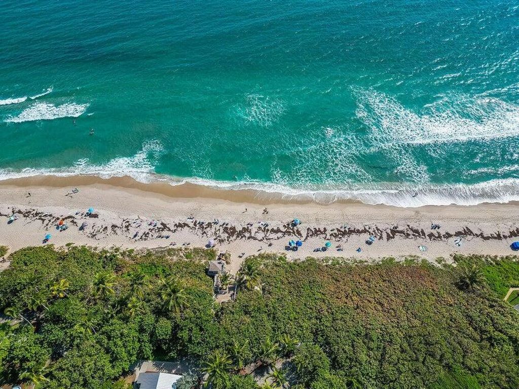 Photo of 7 Belair Drive, Boynton Beach, FL 33435 (MLS # B26009006)