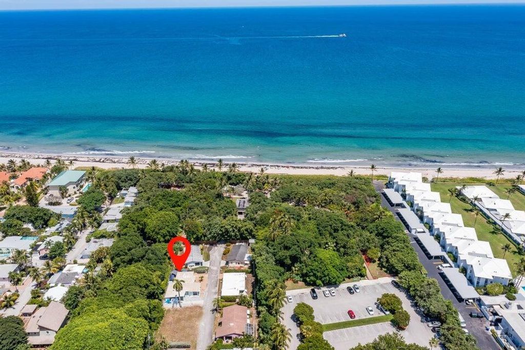 Photo of 7 Belair Drive, Boynton Beach, FL 33435 (MLS # B26009006)