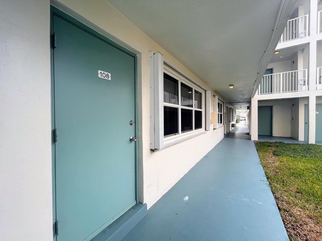 Photo of 210 Horizons E #108, Boynton Beach, FL 33435 (MLS # R11033260)