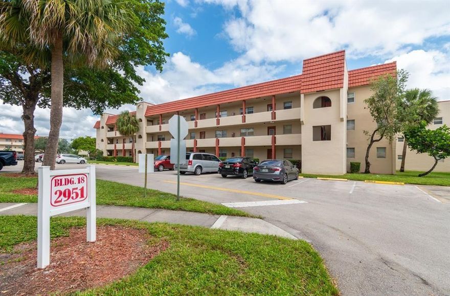Come, see, and buy this 2/2 condo located on the second floor.   Vacant on lock box.   For finance  20% down.  Minimun credit score 650.  Minimum Income $20,000 for 3 consecutives years.  Association require 5 months of maintenance in escrow.