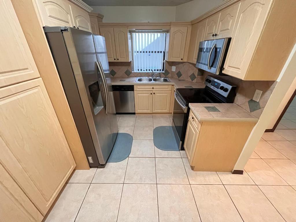 Lake Shore Heights Condo - Residential