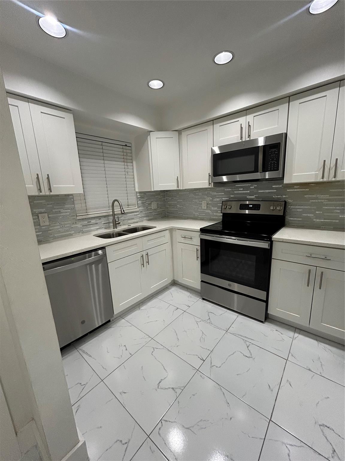 Beautiful Townhouse in Boynton Beach, Congress and Golf RD, Golf View Harbor Community. 3 Bedrooms 2 Bathrooms Laundry inside the Unit, Parking available and Guest Parking, Corner Unit LARGEST MODEL. Rent Includes cable TV... Remodel Kitchen, Stainless Steel Appliances all NEW! Living and Dining rooms, all new paint and Tile, Patio and Florida Room. Ring Camera, Storm protection SHUTTERS. Pet Friendly community pool. VERY NICE NEIGHBOURHOOD. Close to everything!