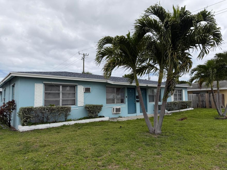 2 BEDROOMS AND 1 BATHROOM LOCATED NEAR SINGER ISLAND AND ABUNDANT SHOPPING. TILE FLOORING, NEWER APPLIANCES. WATER INCLUDED.