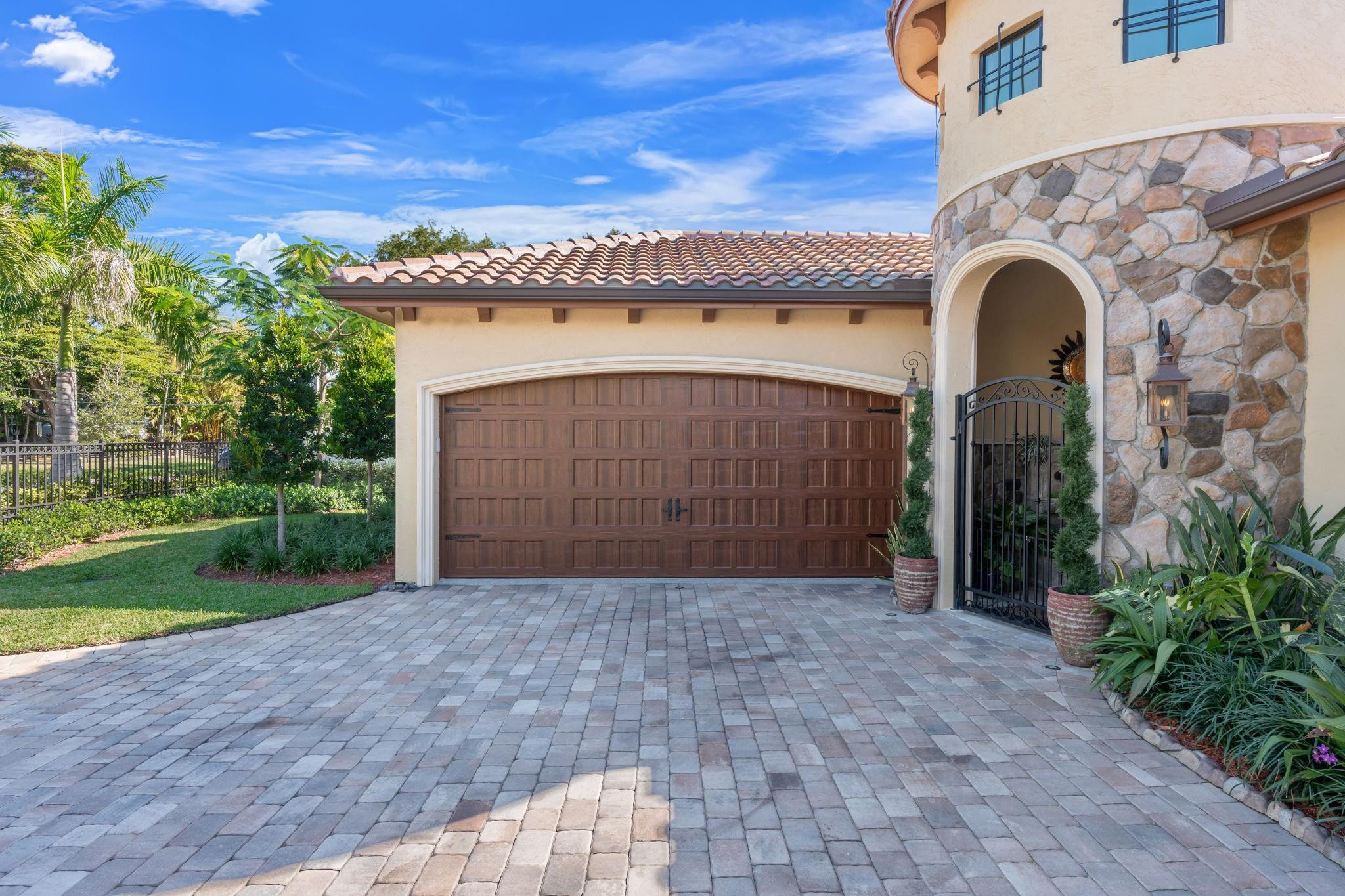 View photos, virtual tours, details... 2500 NE 14th Street