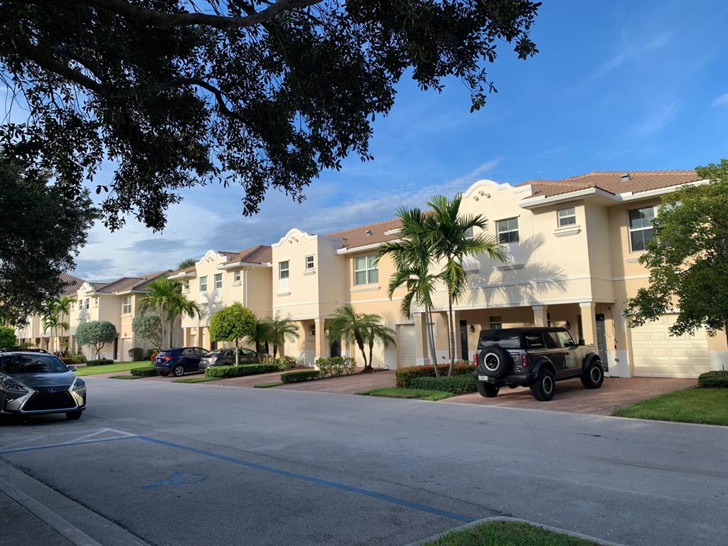 MODREN TOWNHOUSE IN RENAISSANCE COMMONS. GRANITE COUNTER TOPS SS APPLIANCES CLOSE TO I-95 RESTRAUNTS AND SHOPPING MUST SEE CREDIT AND BACKROUND CHECK REQUIRED