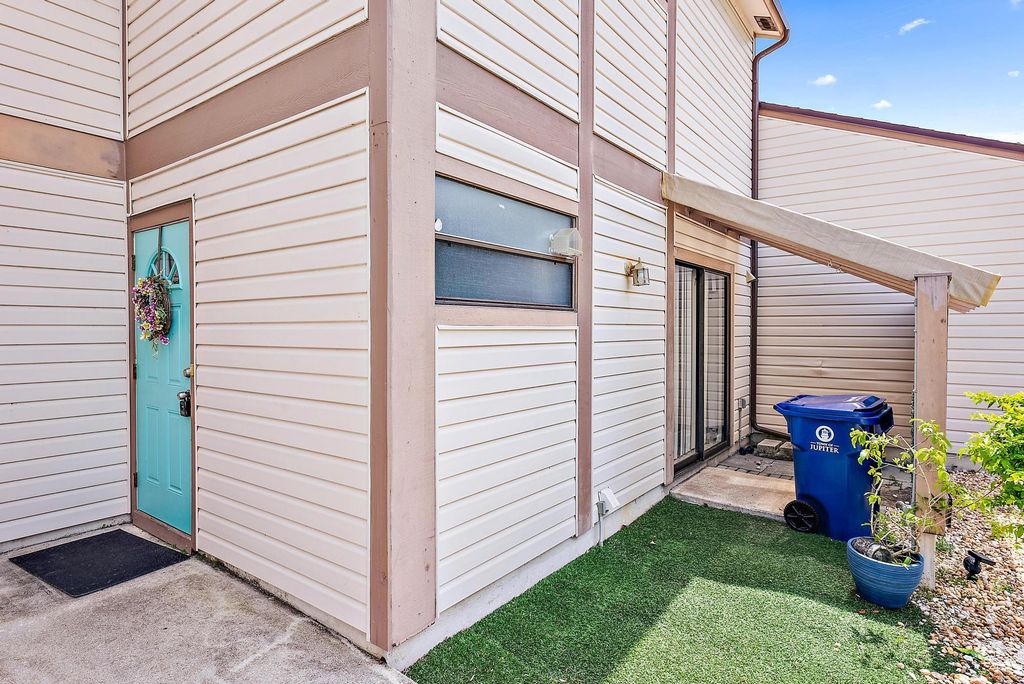 Photo of 122 Sherwood Circle #10c, Jupiter, FL 33458 (MLS # R10968909)