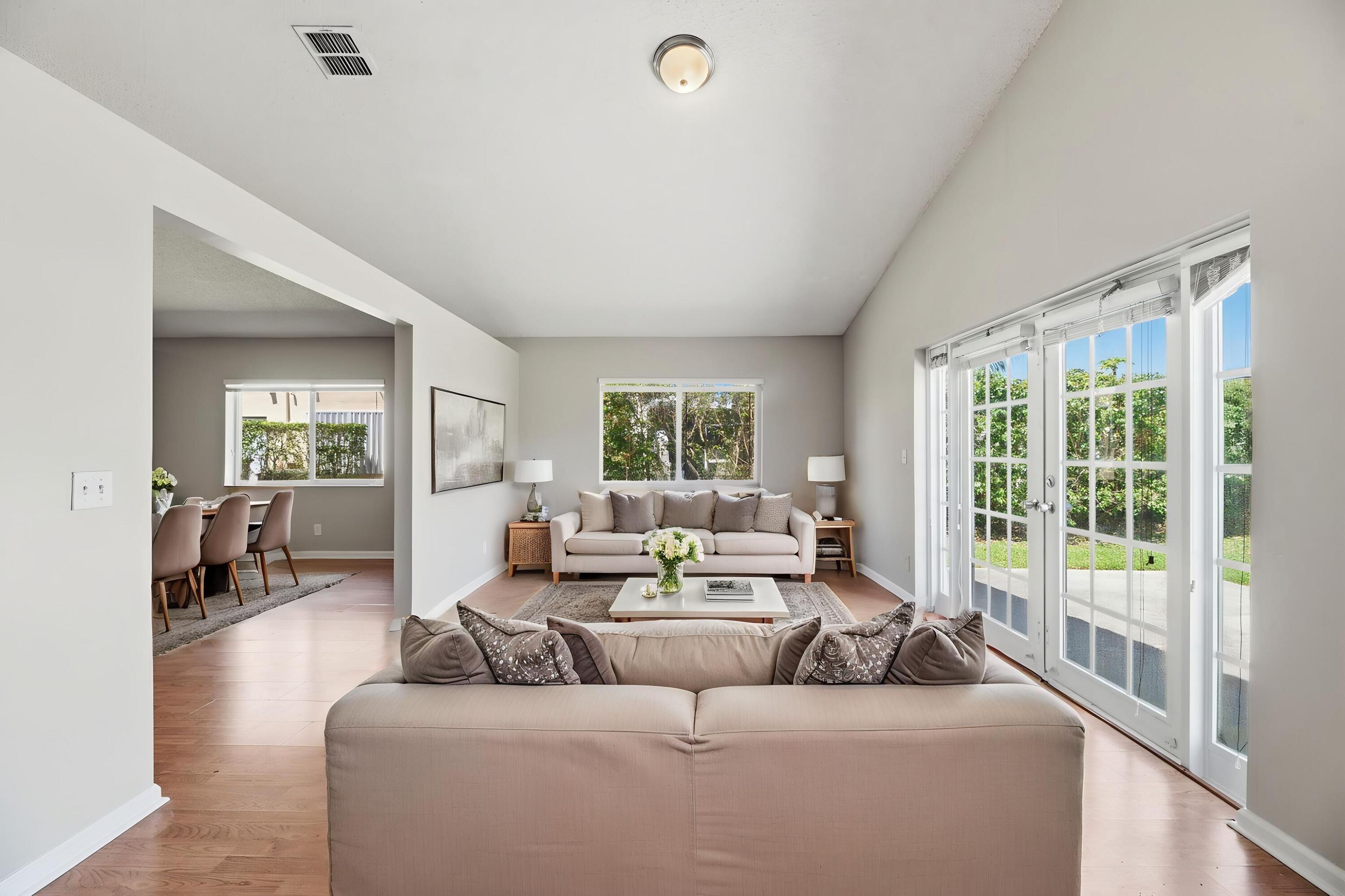 5233 Rosen Boulevard