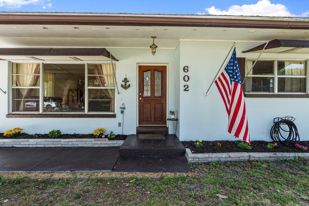Photo of 602 S 15th Court, Fort Pierce, FL 34950 (MLS # R11088589)