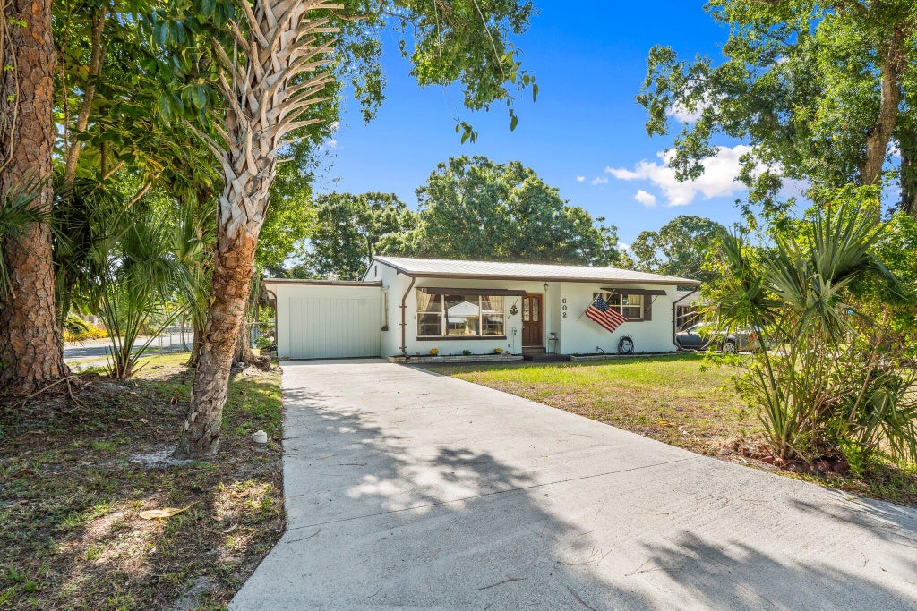 Photo of 602 S 15th Court, Fort Pierce, FL 34950 (MLS # R11088589)