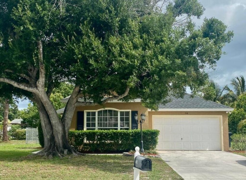 Photo of 708 Maple Avenue, Fort Pierce, FL 34982 (MLS # R10884134)