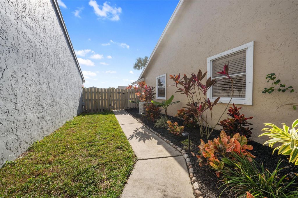 Photo of 1218 NW 19th Terrace, Delray Beach, FL 33445 (MLS # R11049822)