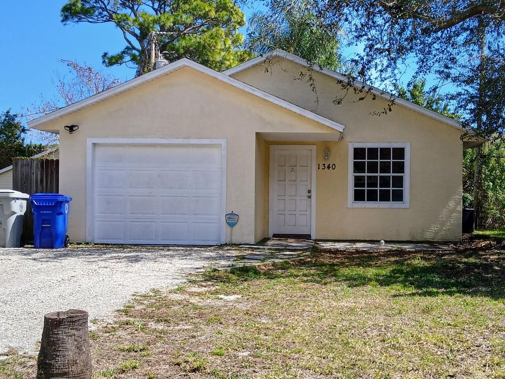 Photo of 1340 18th Avenue SW, Vero Beach, FL 32962 (MLS # R11168019)