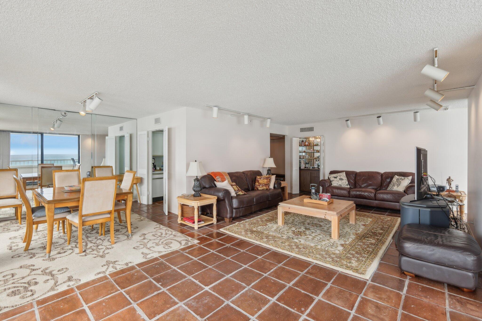 REACHES CONDO - Residential