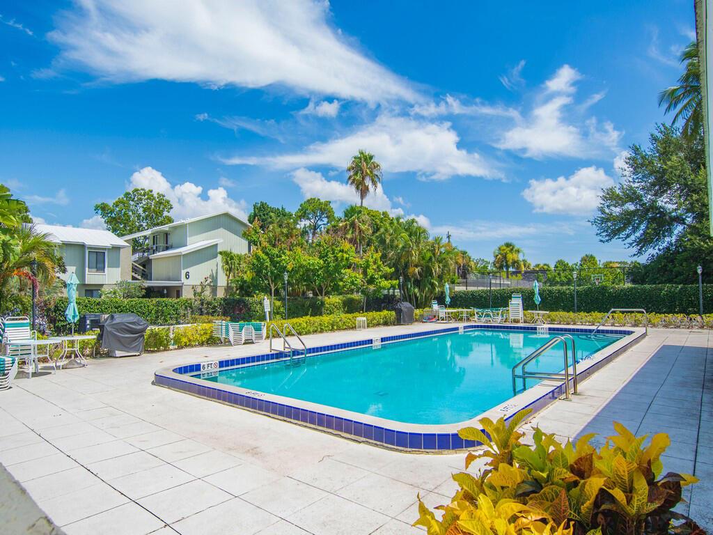 800 PLACE COURTYARD CONDO (AKA VILLAGE OF 800 PLAC - Residential