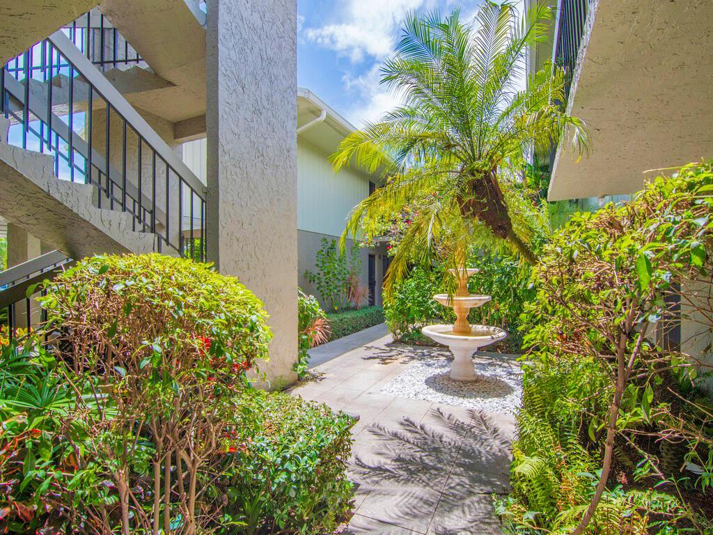 800 PLACE COURTYARD CONDO (AKA VILLAGE OF 800 PLAC - Residential