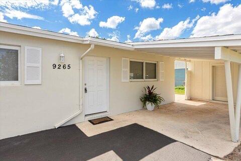 Beautiful 2 bedroom 1 bathroom single family home, newly renovated with all upgraded appliances. Washer and Dryer included in outside laundry room with locked door. Lawn service included in rent.
