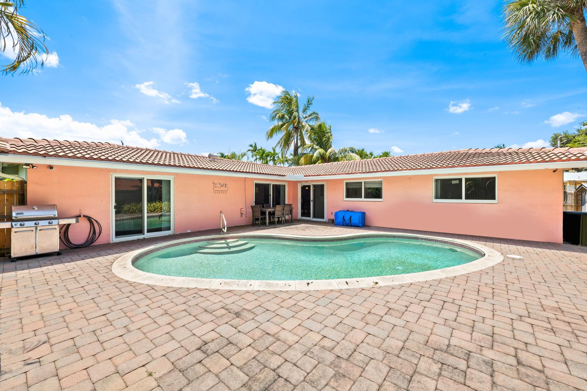 261 SW 18th Ct